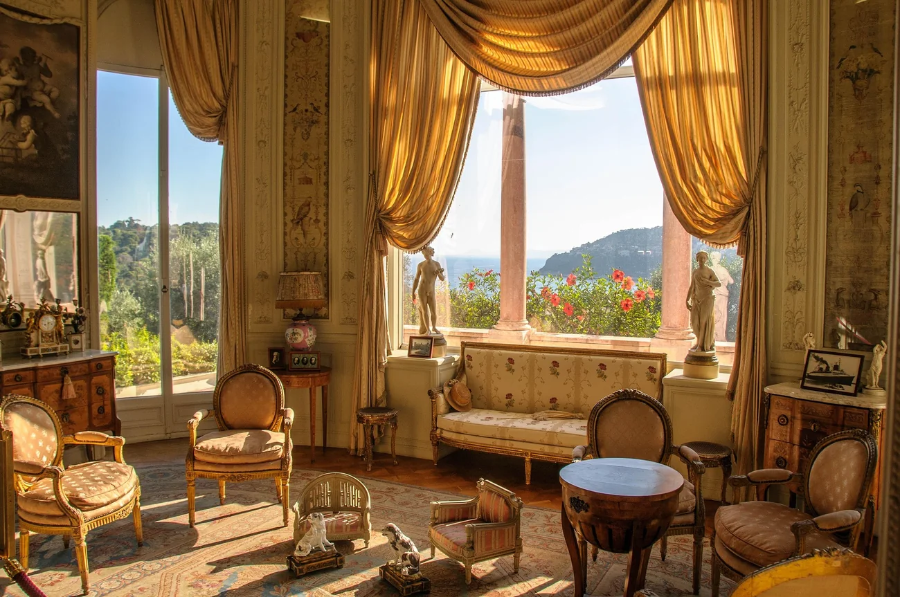 Salon rénové avec vue mer