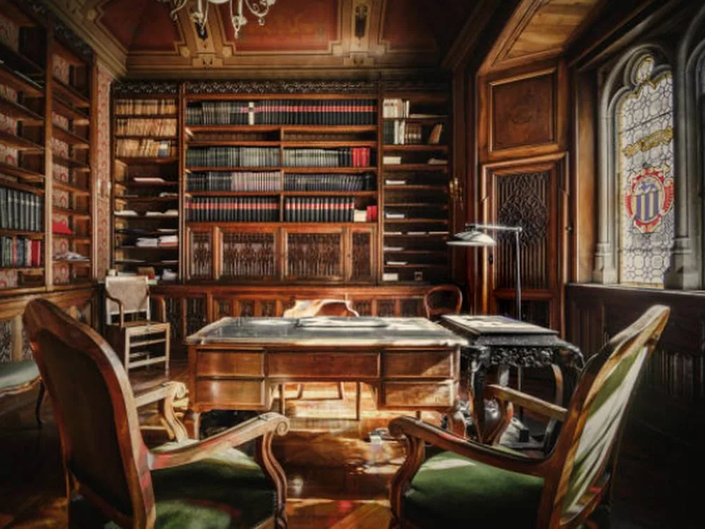 Bureau, boiseries et vitraux